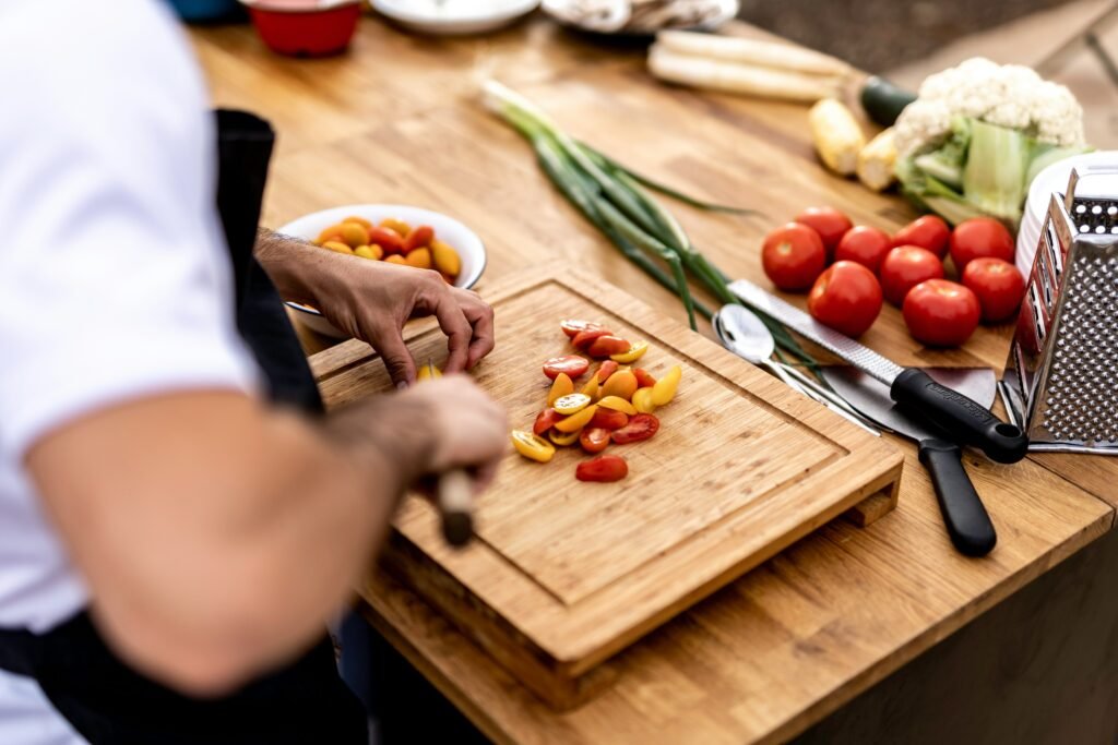 Persona picando jitomates y verduras frescas: preparar tu alimentación como parte del proceso nutricional al dejar el GLP-1