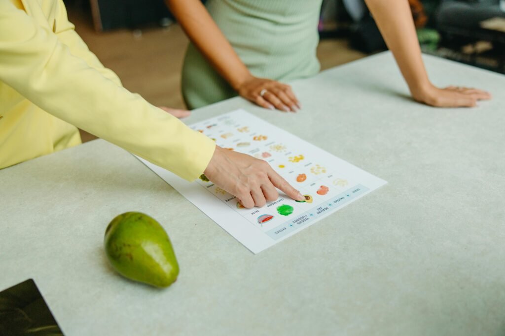 Nutrióloga revisando plan de alimentación con paciente en tratamiento con Ozempic o Mounjaro para evitar errores nutricionales