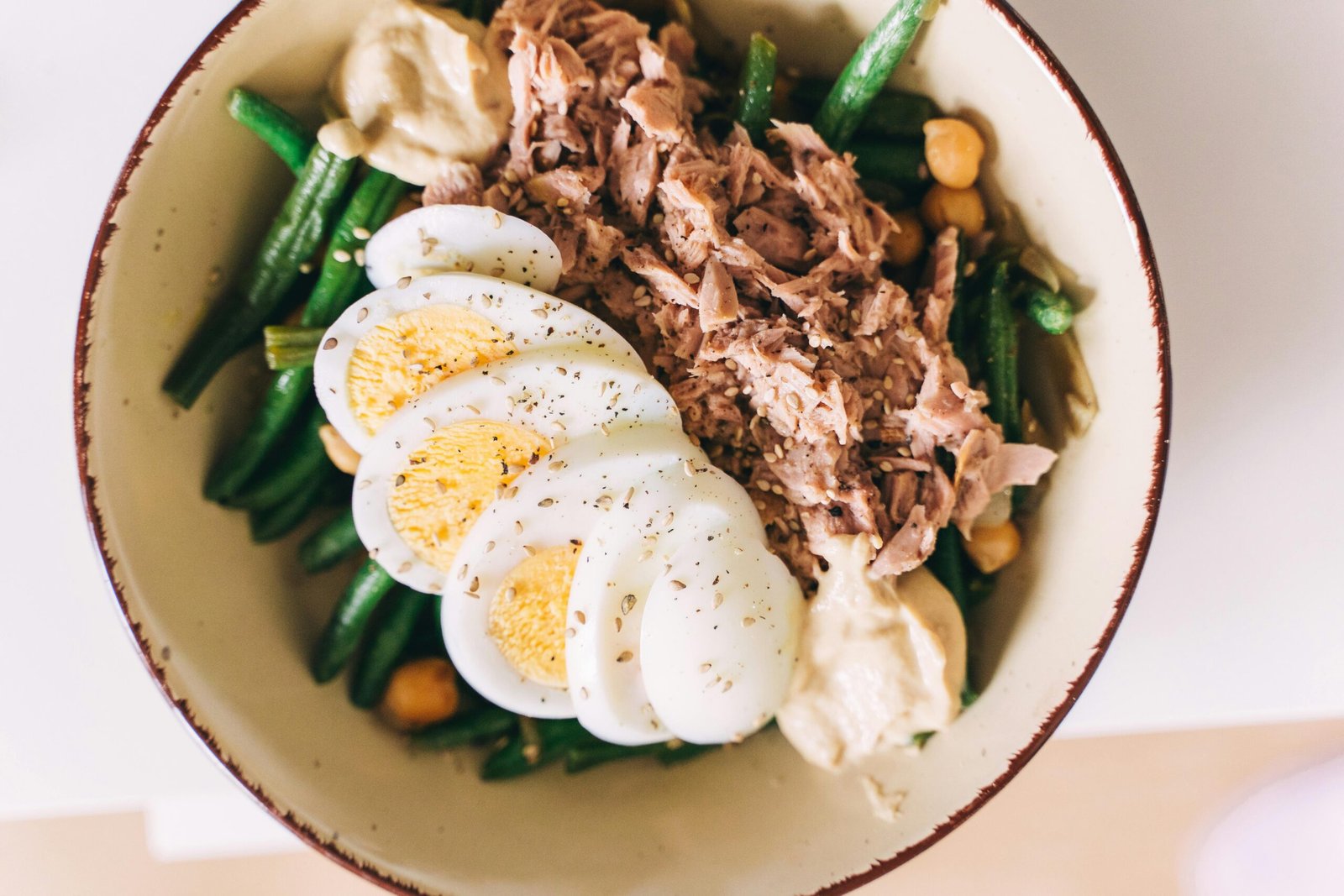 Plato de comida bien formulada con proteína, vegetales y carbohidratos de calidad para acompañar tratamiento con GLP-1