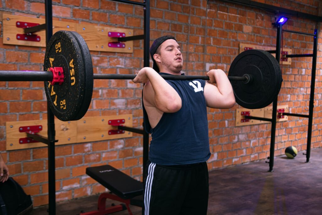 Hombre de 40 años entrenando con pesas en gimnasio: grasa abdominal y testosterona requieren estrategia clínica